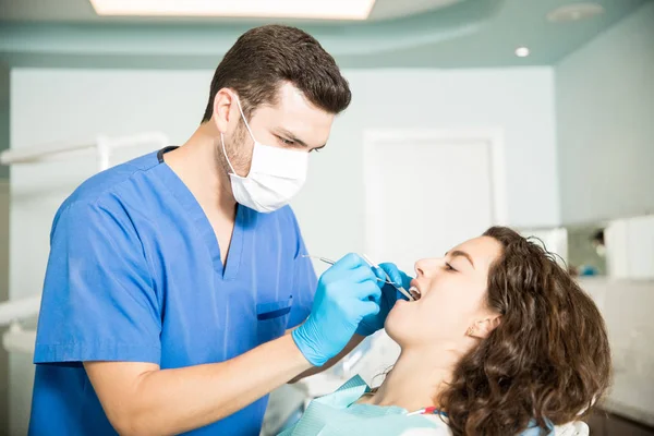 Paciente Femenina Que Recibe Tratamiento Dental Del Dentista Masculino Clínica — Foto de Stock