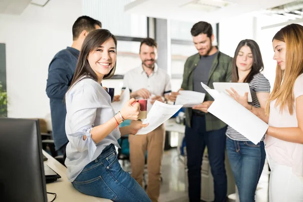 Retrato Una Hermosa Mujer Joven Con Colegas Leyendo Papeles Contrato — Foto de Stock