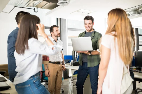 Stilig Ung Affärsman Hålla Laptop Medan Diskuterar Med Laget Office — Stockfoto