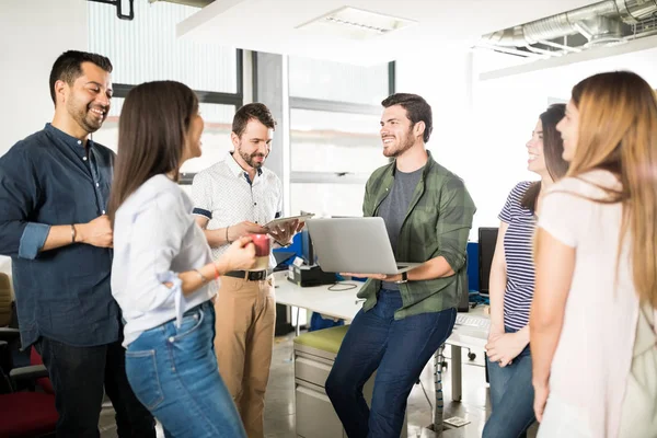 Grupo Pessoas Negócios Tendo Conversa Casual Durante Pausa Escritório — Fotografia de Stock