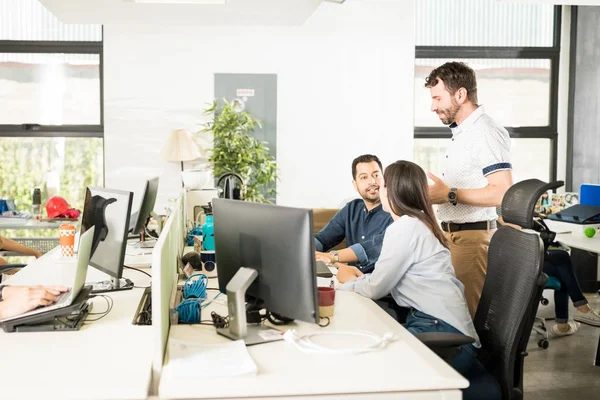 Unga Spansktalande Manager Talar Med Kolleger Office — Stockfoto