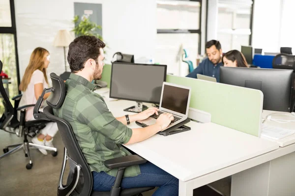 Hombre Negocios Que Trabaja Ordenador Portátil Mesa Oficina Con Colegas —  Fotos de Stock