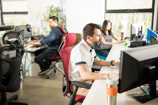 Empresarios Hispanos Trabajando Oficina Startup —  Fotos de Stock