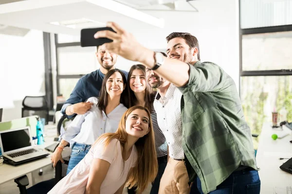 Ritratto Team Lavoro Ispanico Che Utilizza Smartphone Scattare Selfie Ufficio — Foto Stock