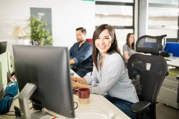 Retrato Una Joven Latina Sonriente Sentada Escritorio Con Colegas Trabajando —  Fotos de Stock