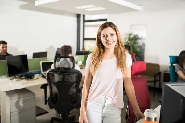 Retrato Atraente Jovem Startup Empregado Sua Mesa Com Colegas Trabalho — Fotografia de Stock