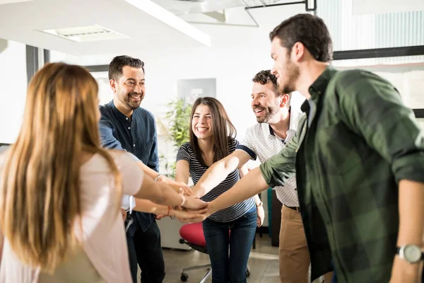 Business Team Att Sätta Händerna Tillsammans Samarbete Och Framgång Kontor — Stockfoto