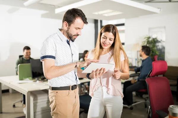 Mogen Handledare Hjälper Kvinnlig Anställd Start Office — Stockfoto