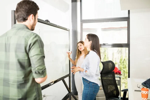 Joven Mujer Negocios Mirando Pizarra Blanca Discutiendo Trabajo Con Colegas — Foto de Stock