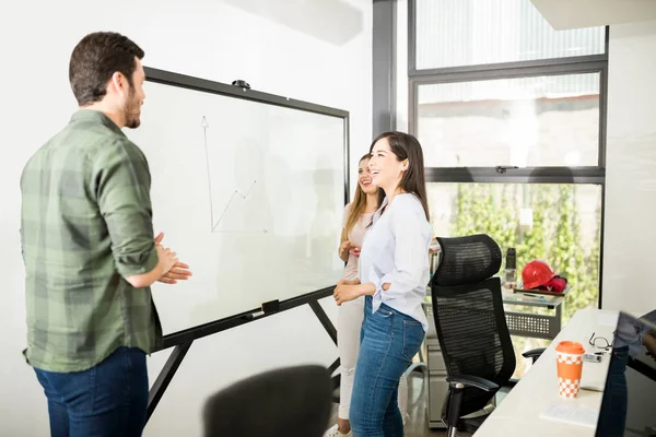 Equipo Pequeñas Empresas Pie Cerca Pizarra Discutir Reunión Oficina — Foto de Stock