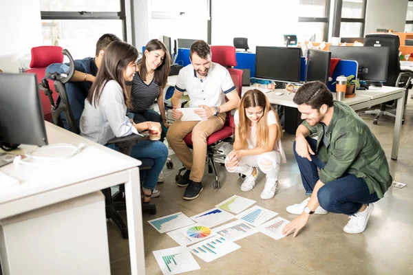 Grupp Affärsmän Strategi Möte Office Och Titta Diagram Handpåläggning Golv — Stockfoto