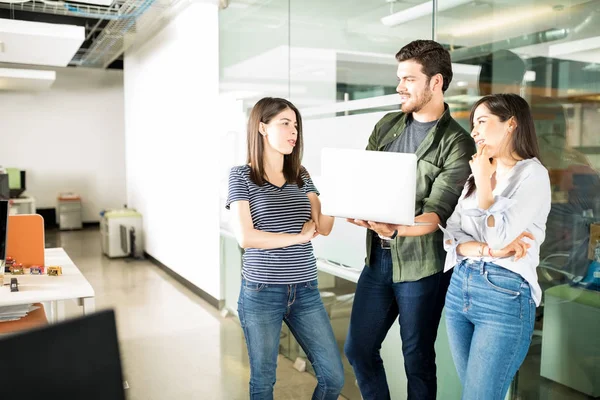 Affärsman Med Kvinnliga Kollegor Diskuterar Nytt Projekt Office — Stockfoto