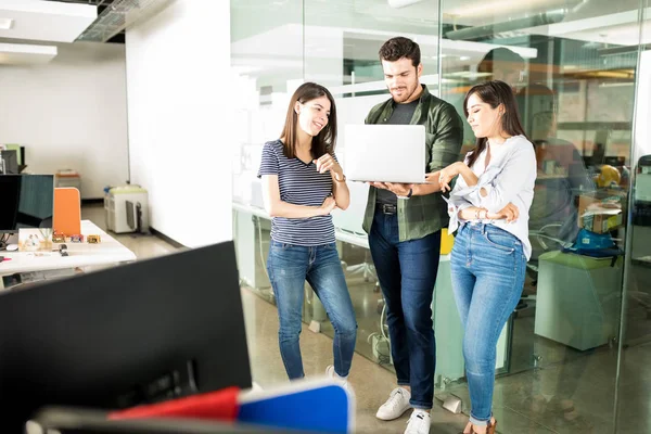 Porträtt Bra Söker Spansktalande Människor Står Office Och Titta Laptop — Stockfoto