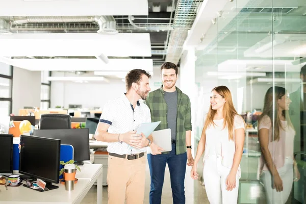 Tres Empresarios Latinos Pie Juntos Oficina Discutiendo Nuevo Proyecto — Foto de Stock