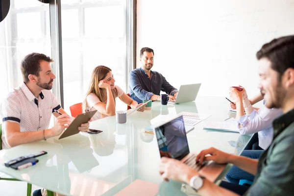 Rijpe Zakenman Digitale Tablet Houden Terwijl Zitten Met Collega Met — Stockfoto