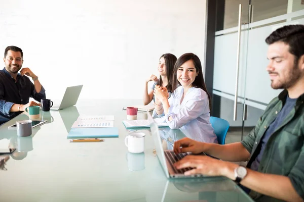 Mujer Latina Bastante Joven Sentada Con Colegas Sala Reuniones Sonriendo — Foto de Stock