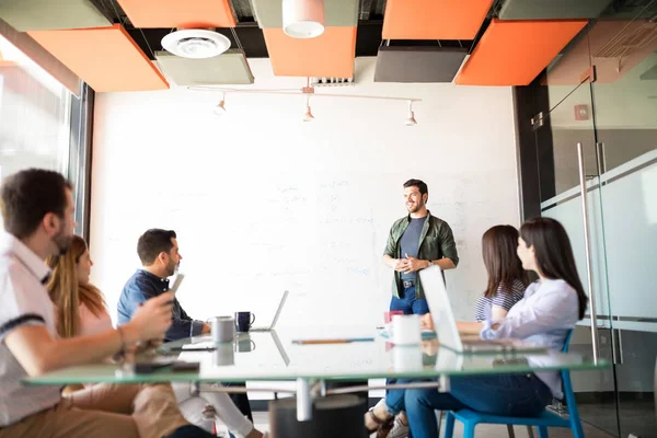 Ung Spansktalande Man Ger Säljargument Till Business Team Konferensrum — Stockfoto