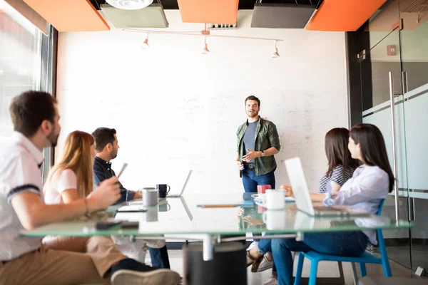 Jonge Goed Uitziende Man Bedrijfspresentatie Geven Aan Collega Vergaderzaal — Stockfoto