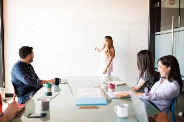 Jonge Spaanse Vrouw Staande Buurt Van White Board Ideeën Uit — Stockfoto