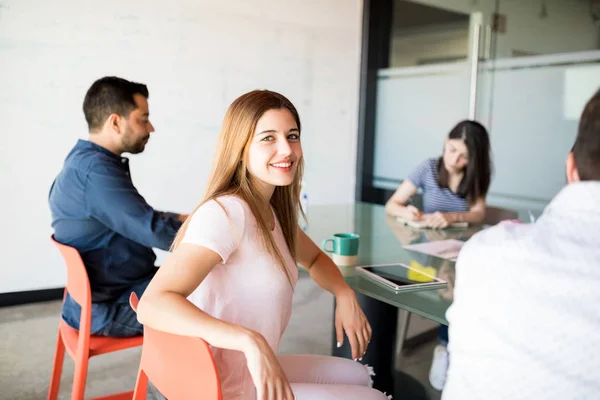 Portrait Beautiful Young Hispanic Woman Sitting Colleagues Meeting Room — Stock Photo, Image