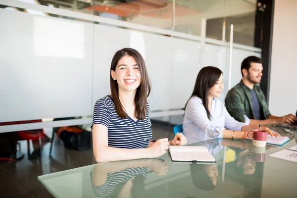 Joven Mujer Hispana Sentada Sala Reuniones Con Colegas —  Fotos de Stock