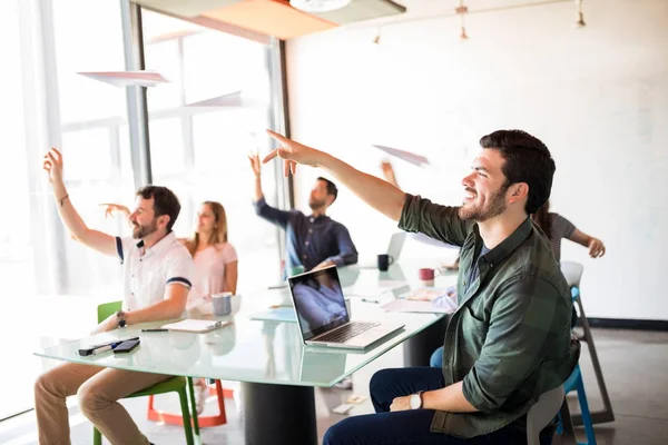 Grupo Jóvenes Empresarios Jugando Con Aviones Papel Sala Reuniones — Foto de Stock