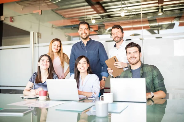 Porträtt Spansktalande Business Team Med Bärbara Datorer Arbetar Konferensrum — Stockfoto