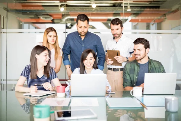 Grupp Spansktalande Affärsmän Casual Kläder Runt Bärbar Dator Möte — Stockfoto