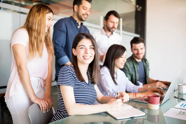 Porträt Einer Hübschen Lateinerin Die Mit Kollegen Konferenzraum Arbeitet Und — Stockfoto