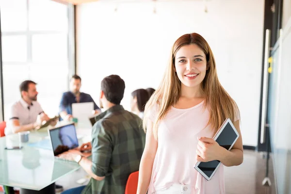 Porträtt Söt Ung Affärskvinna Med Digital Tablett Inne Säker Mötesrum — Stockfoto