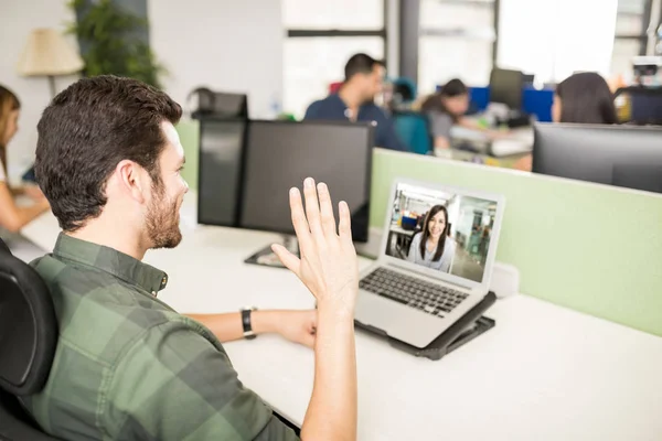 Jonge Man Zit Aan Bureau Werken Tijdens Video Conference Call — Stockfoto