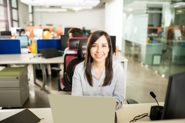 Porträtt Ung Latin Kvinna Fritidskläder Som Arbetar Laptop Office — Stockfoto