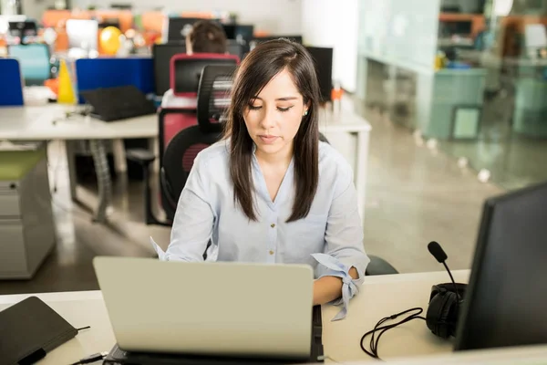 Porträtt Ung Latin Kvinna Fritidskläder Som Arbetar Laptop Office — Stockfoto