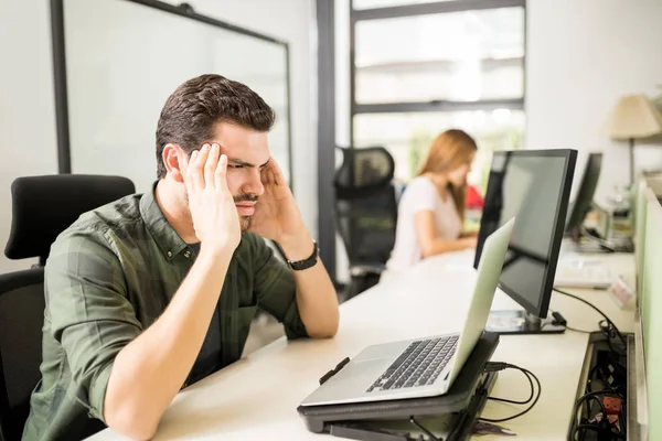 Spanischer Geschäftsmann Schaut Besorgt Während Schreibtisch Sitzt Und Büro Auf — Stockfoto