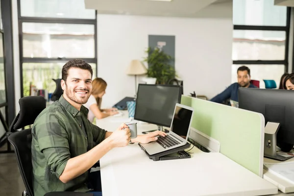 Retrato Del Hombre Latino Feliz Sentado Escritorio Con Una Taza —  Fotos de Stock