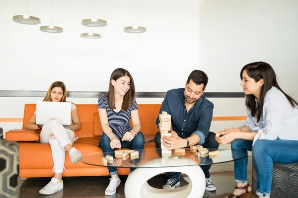 Pessoas Hispânicas Bonitas Jogando Jenga Durante Pausa Escritório Inicialização — Fotografia de Stock