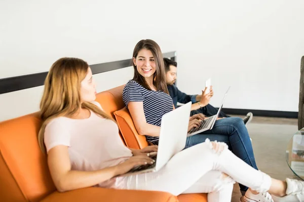 Gärna Kvinnliga Befattningshavare Chatta Medan Sitter Office Lounge — Stockfoto