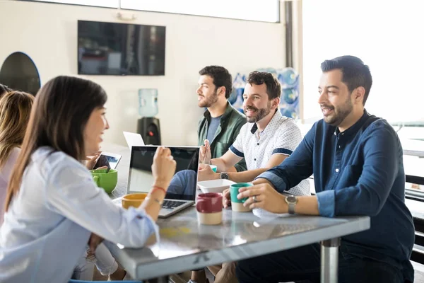 Joven Equipo Negocios Cafetería Oficina Discutiendo Ideas Mientras Habla Durante — Foto de Stock