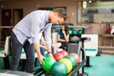 Genç çocuk kulübü raf bowling topu tespit yan görünüm