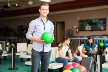 Yakışıklı genç çocuk bowling club sokakta, zevk