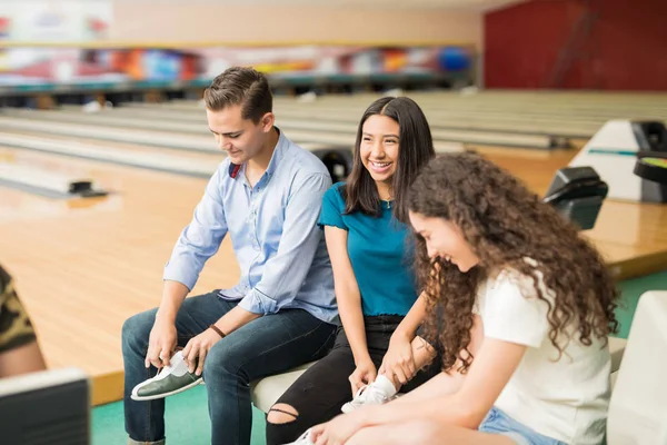 Felice Maschio Femmina Amici Che Indossano Scarpe Prima Giocare Bowling — Foto Stock