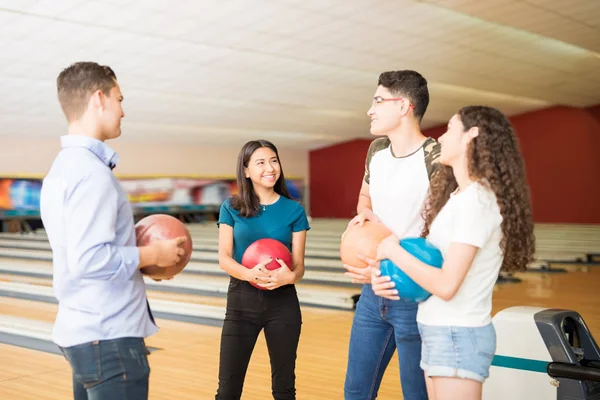 Fröhliche Teenager Freunde Unterhalten Sich Bei Spaß Auf Der Bowlingbahn — Stockfoto