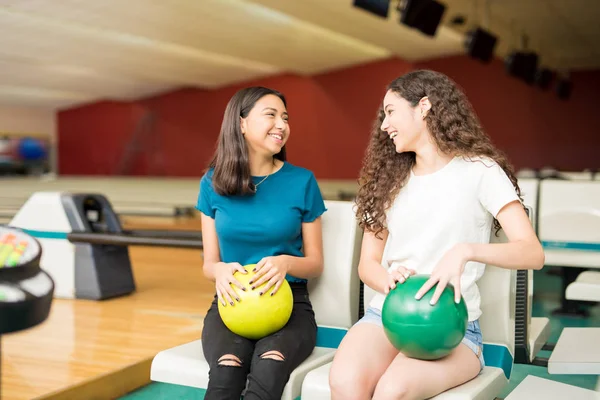 Amigas Con Bolas Bolos Sonriendo Sentadas Sillas Club — Foto de Stock