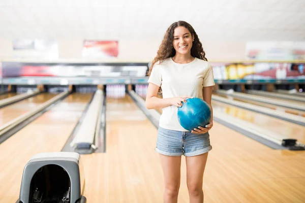 Schöne Teenager Mädchen Mit Ball Spielt Bowlingbahn Club — Stockfoto