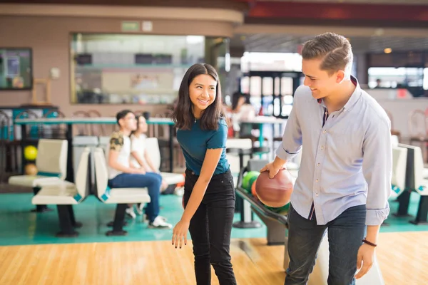 Lächelnder Teenager Der Freundin Beibringt Bowling Club Spielen — Stockfoto