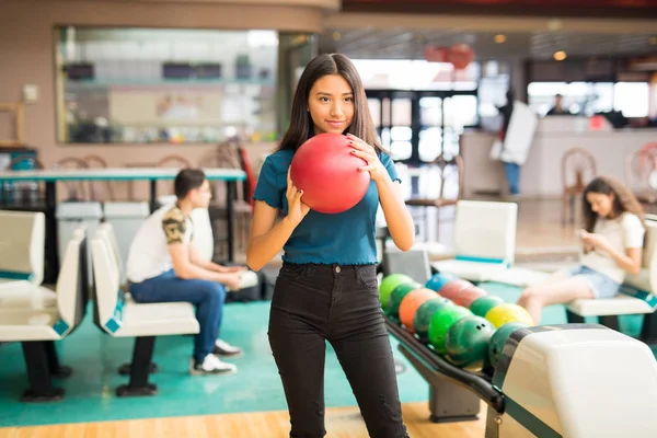 Entschlossenes Teenager Mädchen Macht Sich Bereit Bowlingball Auf Kegelbahn Club — Stockfoto
