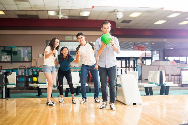 Teenager Wirft Bowlingball Während Freunde Auf Gasse Club Jubeln — Stockfoto