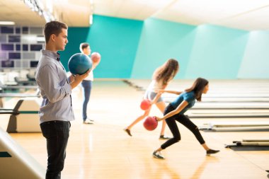 Kendine güvenen genç çocuk bowling sokakta Kulübü'nde oynayan arkadaş grubu