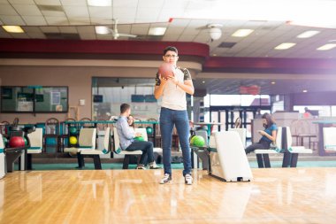 Tam uzunlukta yaklaşık bowling Club sokakta top rulo için genç çocuk