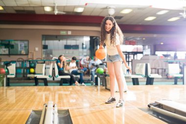 Tam boy görünüm genç kızın bowling salonu arkadaş grubu içinde eğleniyor